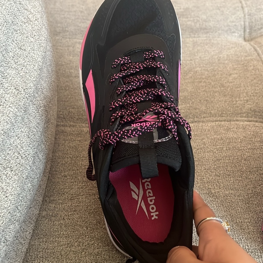NWOT Stylish Women’s Lace Up Rebook Shoes 🖤🩷 - Picture 8 of 10